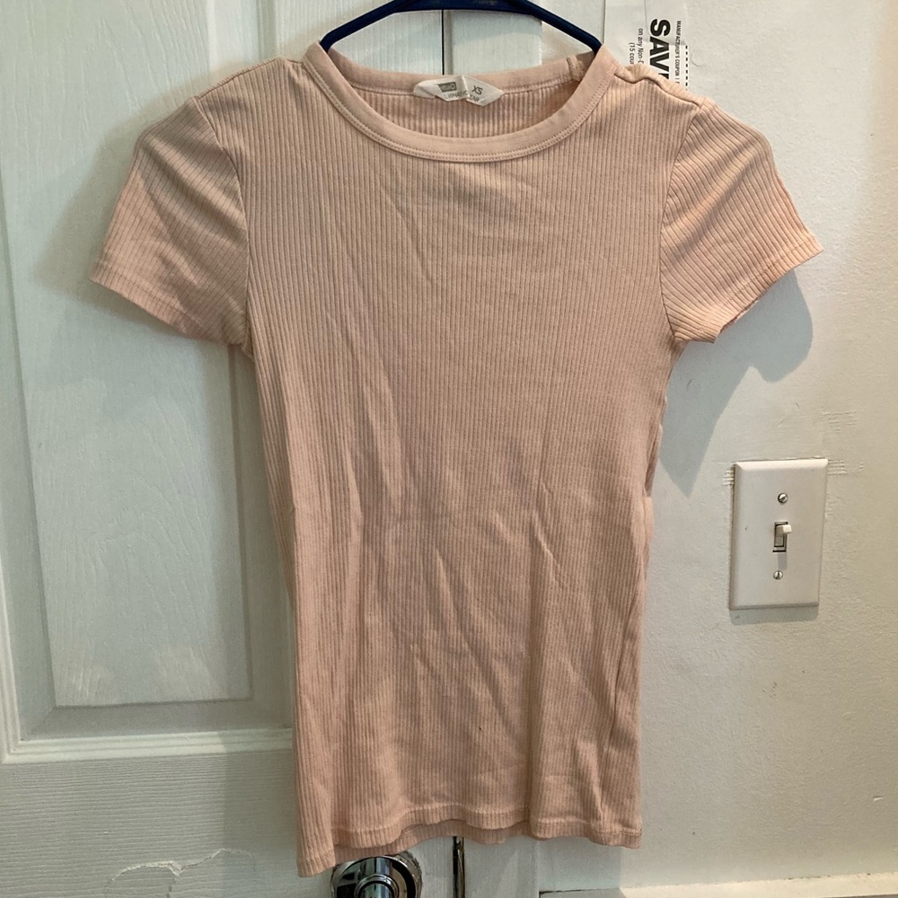 Delta short sleeved light pink ribbed crew neck shirt size XS